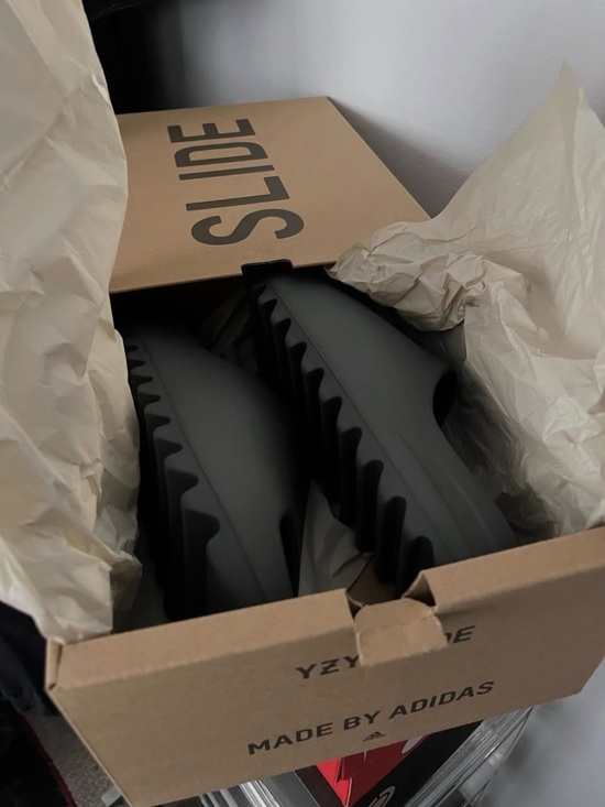 adidas Yeezy Slide — Men\'s Black Ribbed Comfort Slide main image 4